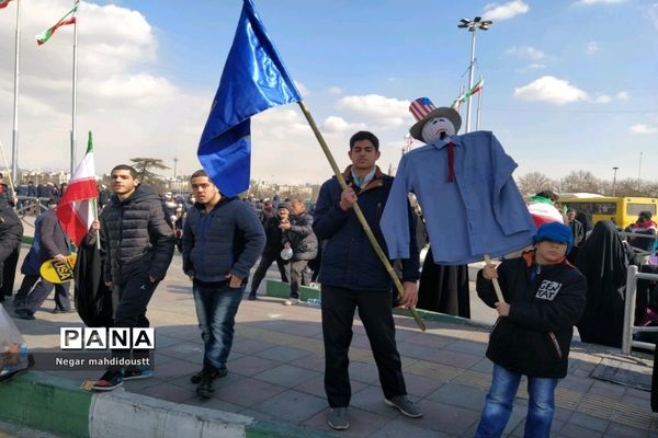 حضور همه نسل‌های انقلاب در چهل و چهارمین سالگرد پیروزی انقلاب اسلامی