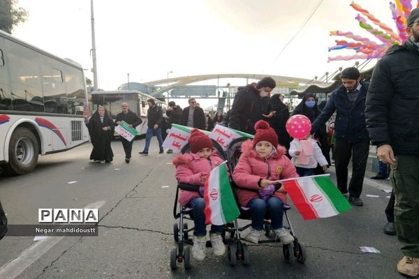 حضور همه نسل‌های انقلاب در چهل و چهارمین سالگرد پیروزی انقلاب اسلامی