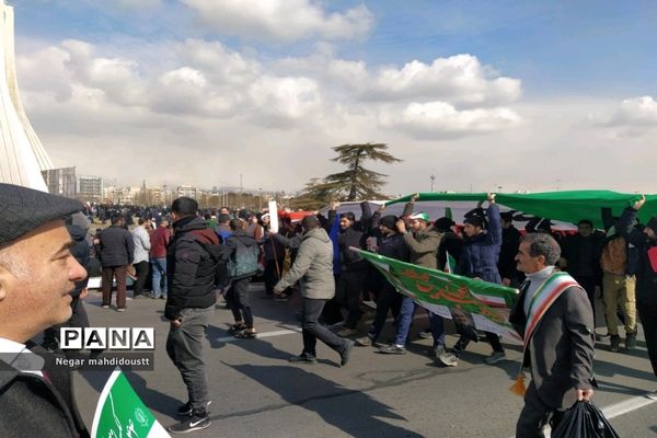 حضور همه نسل‌های انقلاب در چهل و چهارمین سالگرد پیروزی انقلاب اسلامی