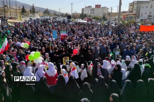حماسه حضور دانش‌آموزان پیشتاز دارابی در راهپیمایی ۲۲ بهمن ۱۴۰۱