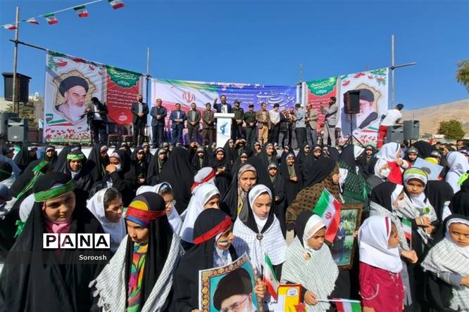 حماسه حضور دانشآموزان پیشتاز دارابی در راهپیمایی ۲۲ بهمن ۱۴۰۱