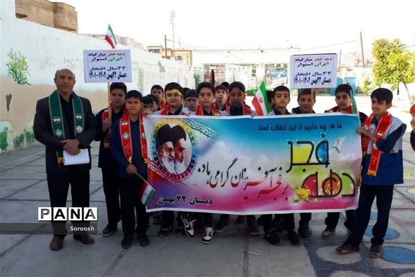 حماسه حضور دانش‌آموزان پیشتاز دارابی در راهپیمایی ۲۲ بهمن ۱۴۰۱
