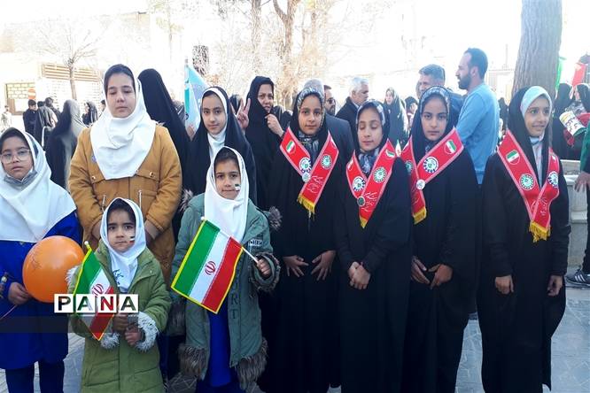 حضور پرشور دانشآموزان ابرکوهی در راهپیمایی ۲۲ بهمن