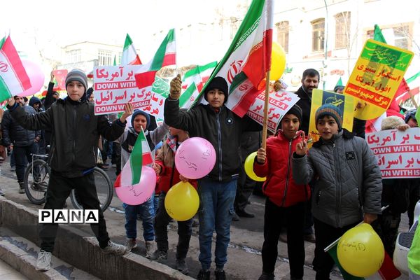 حضور نسل نوجوان در راهپیمایی ۲۲ بهمن