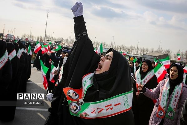 حضور دانش‌آموزان در راهپیمایی ۲۲ بهمن