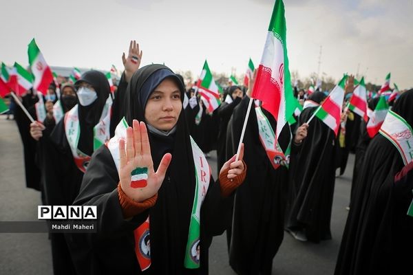 حضور دانش‌آموزان در راهپیمایی ۲۲ بهمن