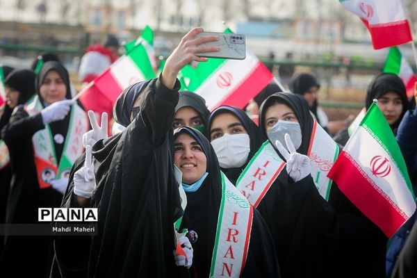 حضور دانش‌آموزان در راهپیمایی ۲۲ بهمن