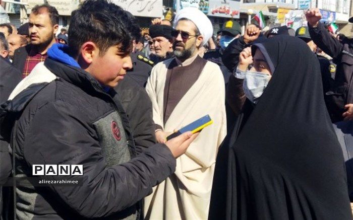 حضور معلمان در کنار دانش‌‌آموزان در راهپیمایی ۲۲بهمن، آموزش الفبای ایران‌شناسی و وفاداری به آن است