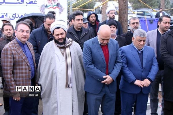 گلباران و غبارروبی مزارشهید اندرزگو و دیگر شهدای انقلاب