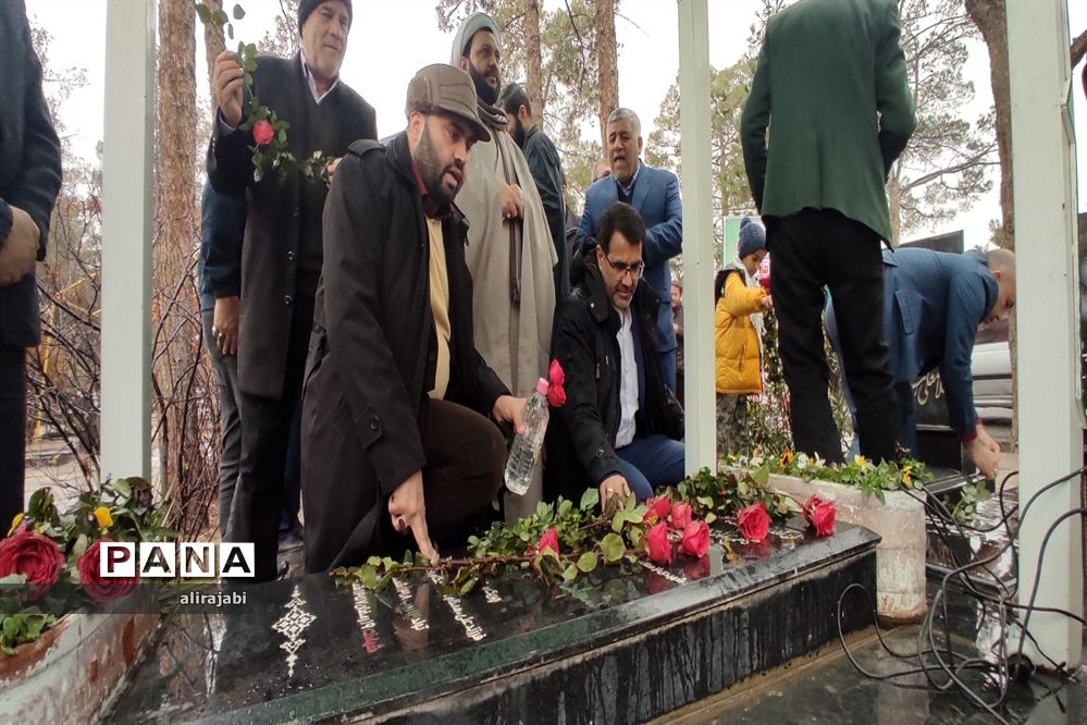 گلباران و غبارروبی مزارشهید اندرزگو و دیگر شهدای انقلاب