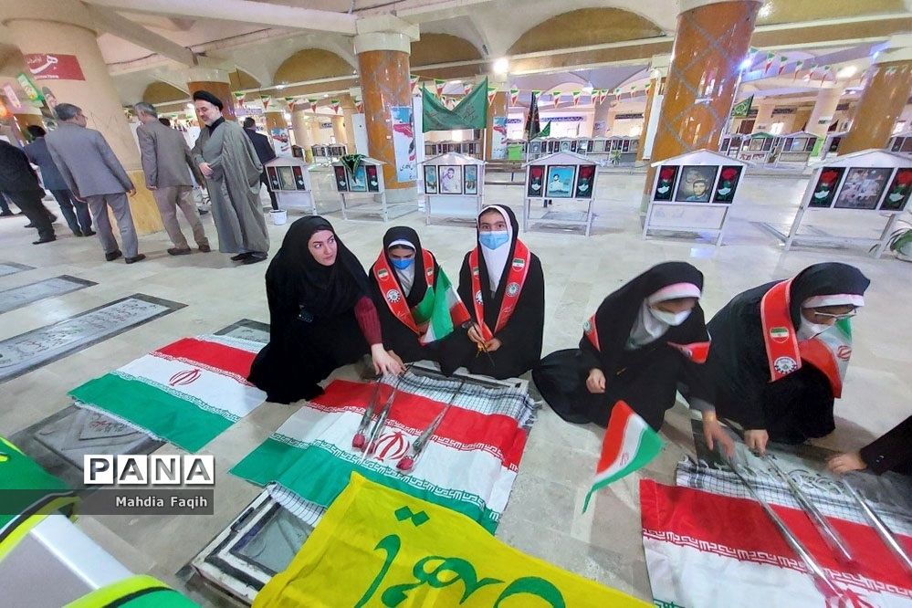 تجدید میثاق دانش‌آموزان  با شهدا در بوشهر