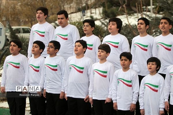 اجرای گروه سرود سازمان دانش‌آموزی در برج میلاد