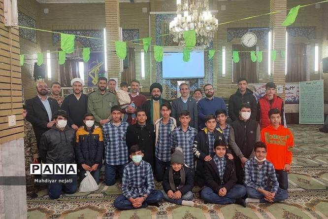 شرکت فعال دانشآموزان مدرسه شهید بهشتی رودهن در نماز جمعه