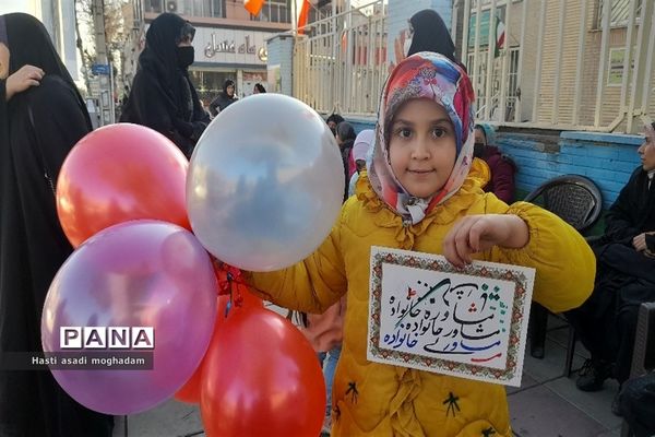 برپایی موکب انقلاب خواهران و برادران با اهدای بسته‌های فرهنگی در ملارد