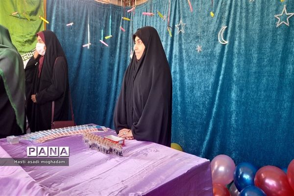 برپایی موکب انقلاب خواهران و برادران با اهدای بسته‌های فرهنگی در ملارد
