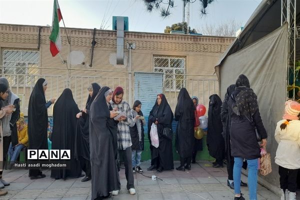 برپایی موکب انقلاب خواهران و برادران با اهدای بسته‌های فرهنگی در ملارد