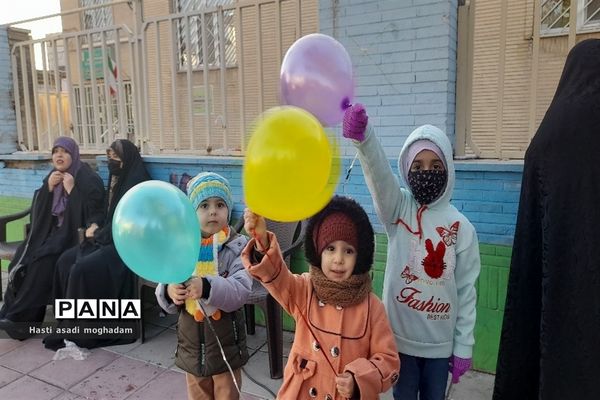 برپایی موکب انقلاب خواهران و برادران با اهدای بسته‌های فرهنگی در ملارد