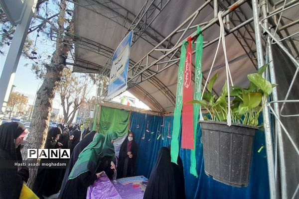 برپایی موکب انقلاب خواهران و برادران با اهدای بسته‌های فرهنگی در ملارد