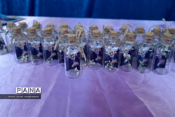 برپایی موکب انقلاب خواهران و برادران با اهدای بسته‌های فرهنگی در ملارد