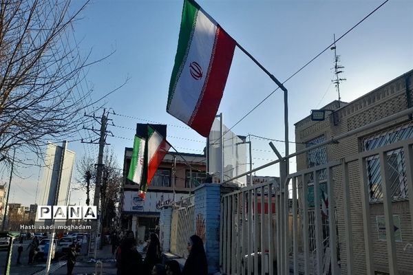 برپایی موکب انقلاب خواهران و برادران با اهدای بسته‌های فرهنگی در ملارد