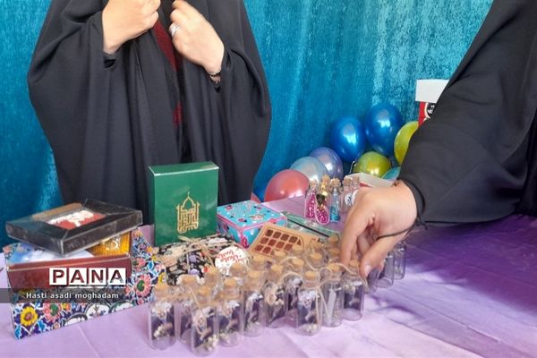 برپایی موکب انقلاب خواهران و برادران با اهدای بسته‌های فرهنگی در ملارد