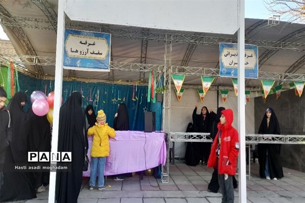 برپایی موکب انقلاب خواهران و برادران با اهدای بسته‌های فرهنگی در ملارد
