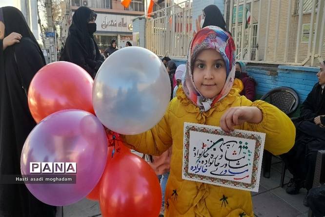 برپایی موکب انقلاب خواهران و برادران با اهدای بستههای فرهنگی در ملارد