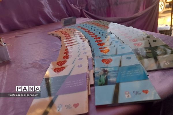 برپایی موکب انقلاب خواهران و برادران با اهدای بسته‌های فرهنگی در ملارد