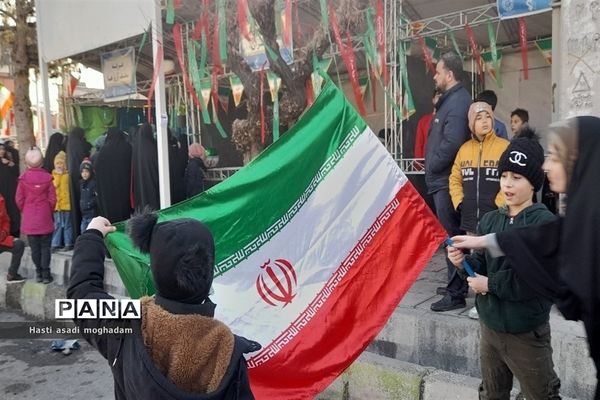 برپایی موکب انقلاب خواهران و برادران با اهدای بسته‌های فرهنگی در ملارد