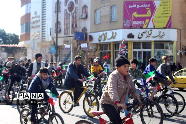همایش دوچرخه‌سواری به‌مناسبت دهه فجر در قم