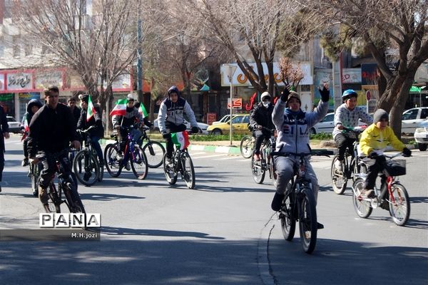 همایش دوچرخه‌سواری به‌مناسبت دهه فجر در قم