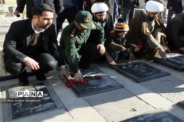 گلباران مزار شهدا در صحن مطهر حضرت جعفربن موسی الکاظم علیه السلام شهرستان پیشوا