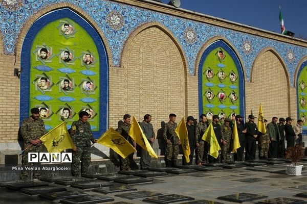 گلباران مزار شهدا در صحن مطهر حضرت جعفربن موسی الکاظم علیه السلام شهرستان پیشوا