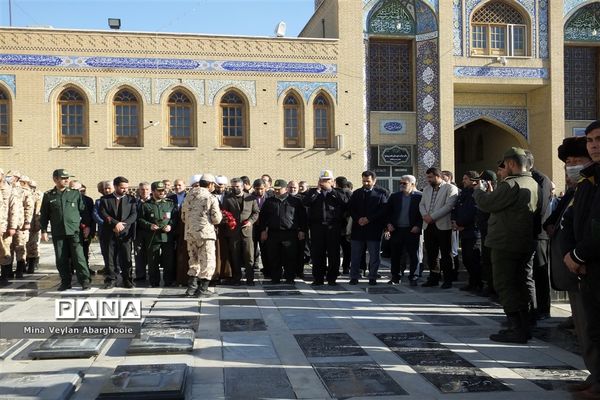 گلباران مزار شهدا در صحن مطهر حضرت جعفربن موسی الکاظم علیه السلام شهرستان پیشوا