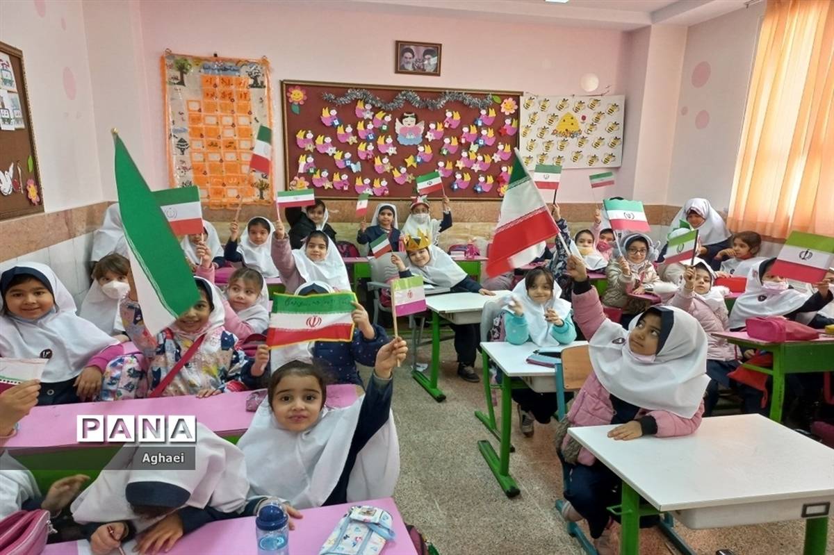 برگزاری  جشن ۴۴ سالگی انقلاب در دبستان فیروزه منطقه ۱۳