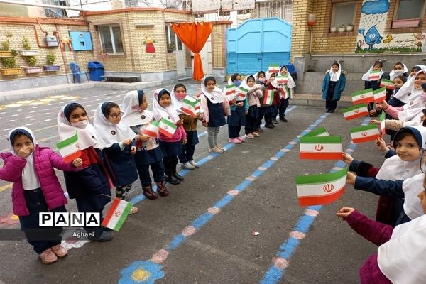 برگزاری  جشن ۴۴ سالگی انقلاب در دبستان فیروزه منطقه ۱۳