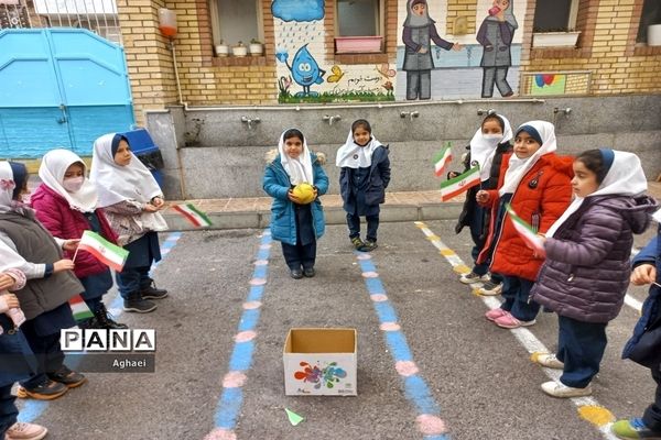 برگزاری  جشن ۴۴ سالگی انقلاب در دبستان فیروزه منطقه ۱۳