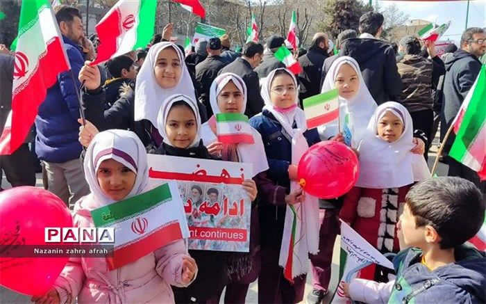 حضور معلمان در کنار دانش‌آموزان در راهپیمایی۲۲بهمن، آموزش الفبای ایران‌شناسی و وفاداری به آن است