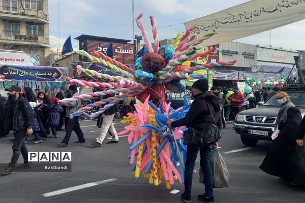 حضور گسترده اقشار مردم در راهپیمایی ۲۲ بهمن