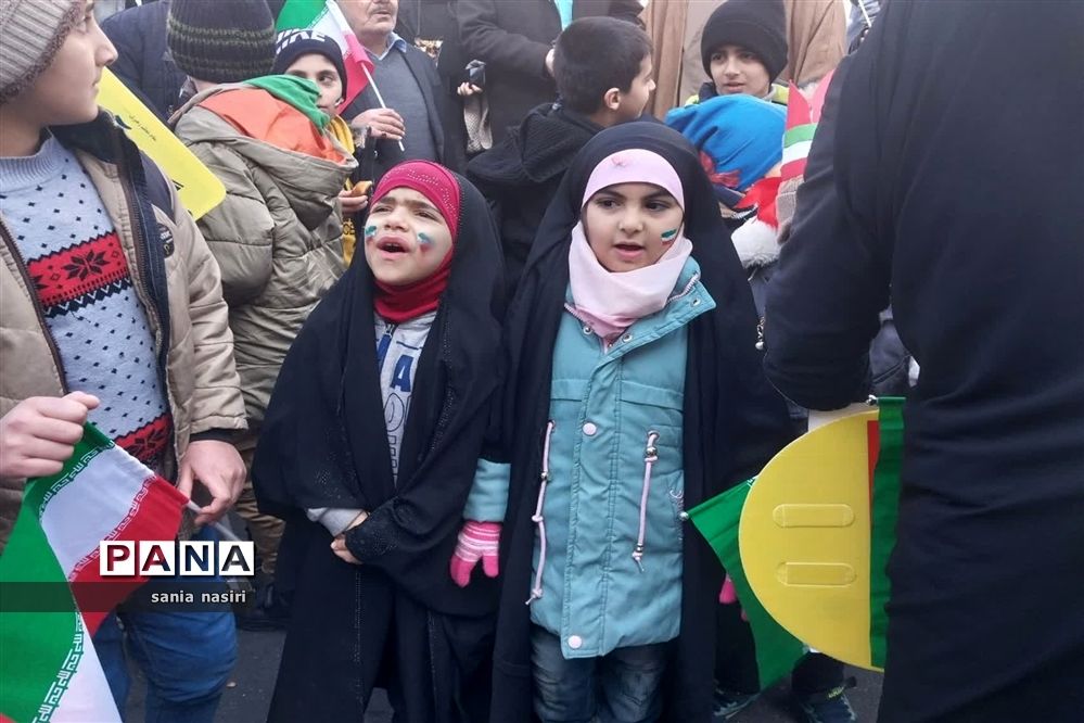حضور حماسه آفرینی دانش‌آموزان و فرهنگیان منطقه ۱۰ در راهپیمایی ۲۲ بهمن ۱۴۰۱