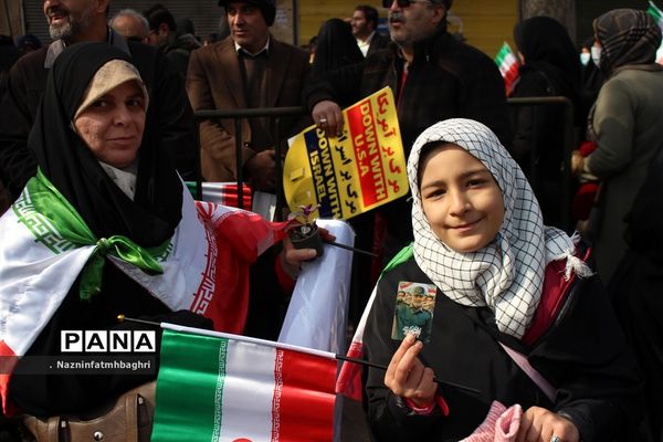 حضور مردم قزوین در راهپیمایی ۲۲ بهمن