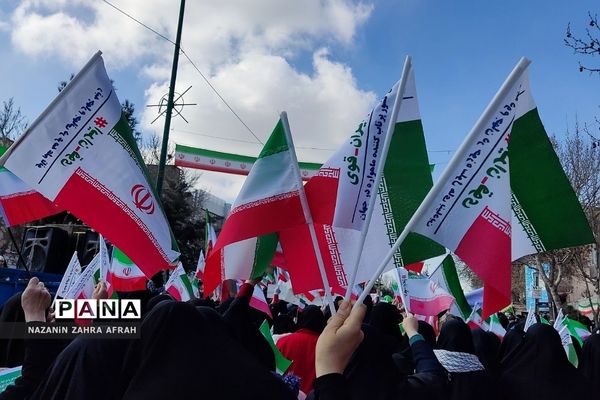 حضور پرشور مردم رودهن در راهپیمایی ۲۲ بهمن