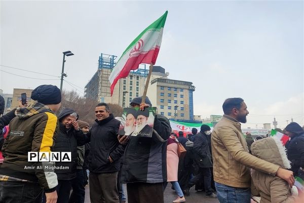 راهپیمایی پرشکوه چهل و چهارمین سالروز پیروزی انقلاب اسلامی زیر بارش برف