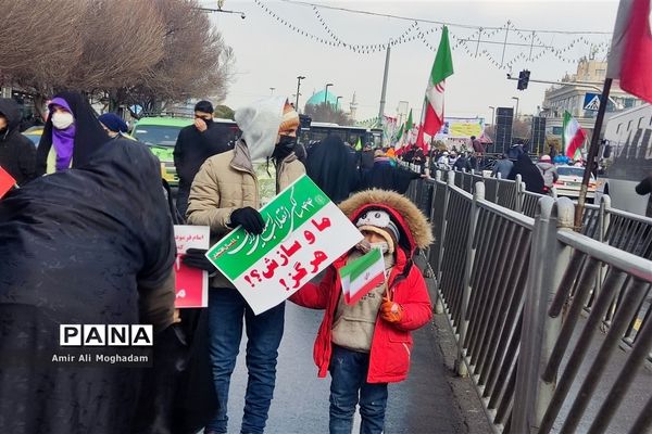 راهپیمایی پرشکوه چهل و چهارمین سالروز پیروزی انقلاب اسلامی زیر بارش برف