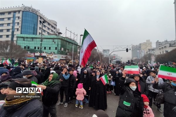 راهپیمایی پرشکوه چهل و چهارمین سالروز پیروزی انقلاب اسلامی زیر بارش برف