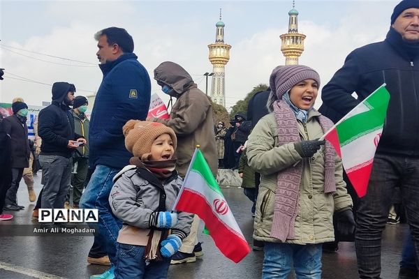 راهپیمایی پرشکوه چهل و چهارمین سالروز پیروزی انقلاب اسلامی زیر بارش برف