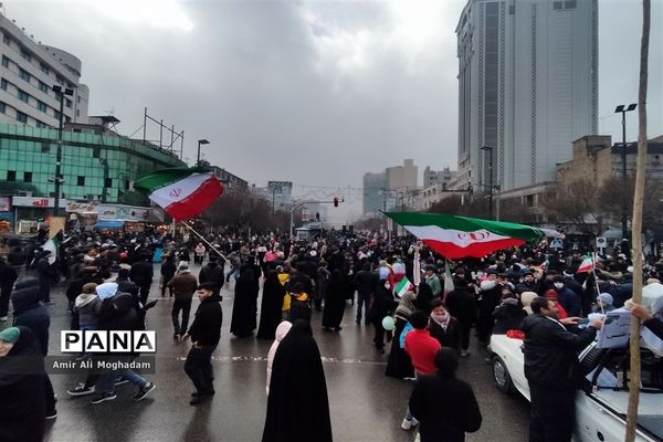 راهپیمایی پرشکوه چهل و چهارمین سالروز پیروزی انقلاب اسلامی زیر بارش برف