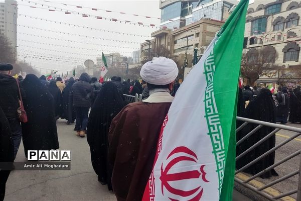 راهپیمایی پرشکوه چهل و چهارمین سالروز پیروزی انقلاب اسلامی زیر بارش برف