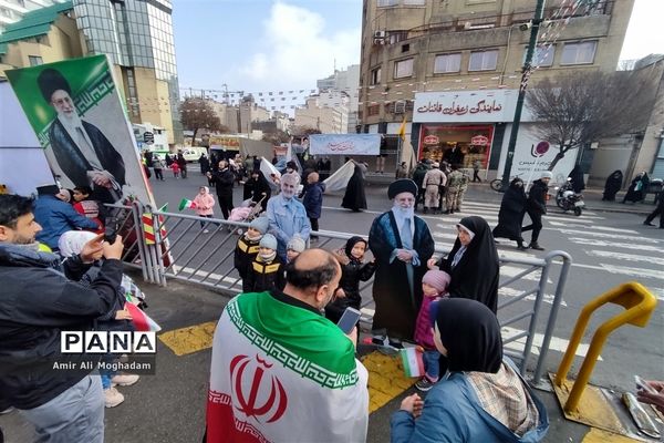 راهپیمایی پرشکوه چهل و چهارمین سالروز پیروزی انقلاب اسلامی زیر بارش برف