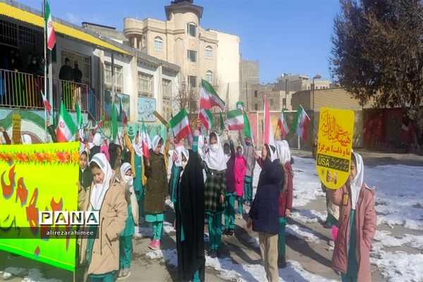 راهپیمایی گرامیداشت یوم‌الله ۲۲ بهمن در فیروزکوه برگزار شد